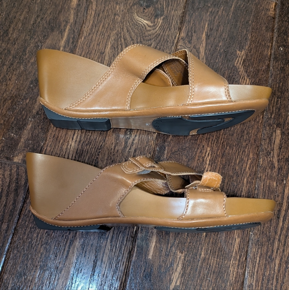 NWOB Via Spiga Wedge Sandals Criss Cross Buckle Detail Camel Tan - Picture 3 of 9